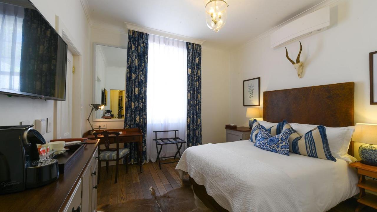Drostdy Hotel Graaff-Reinet Exterior foto A room at the hotel