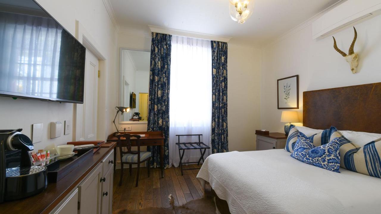 Drostdy Hotel Graaff-Reinet Exterior foto A room at the hotel