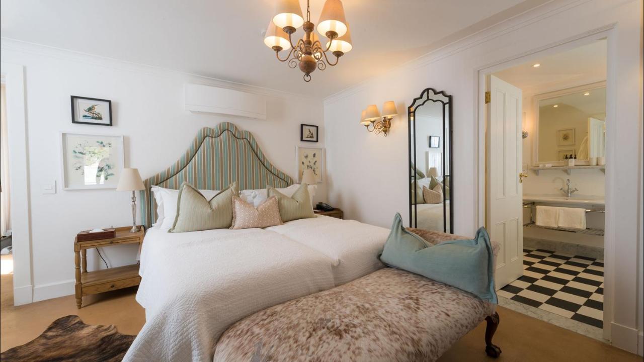 Drostdy Hotel Graaff-Reinet Exterior foto A bedroom at the hotel