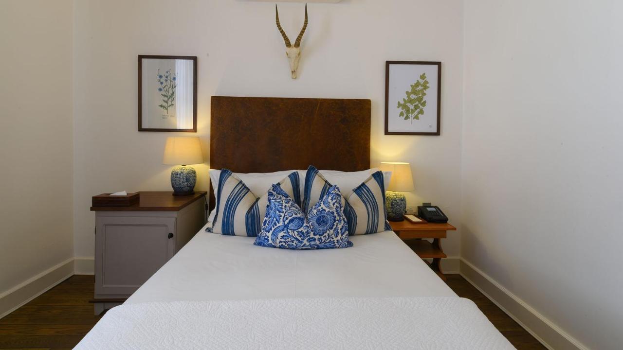 Drostdy Hotel Graaff-Reinet Exterior foto A bedroom at the hotel
