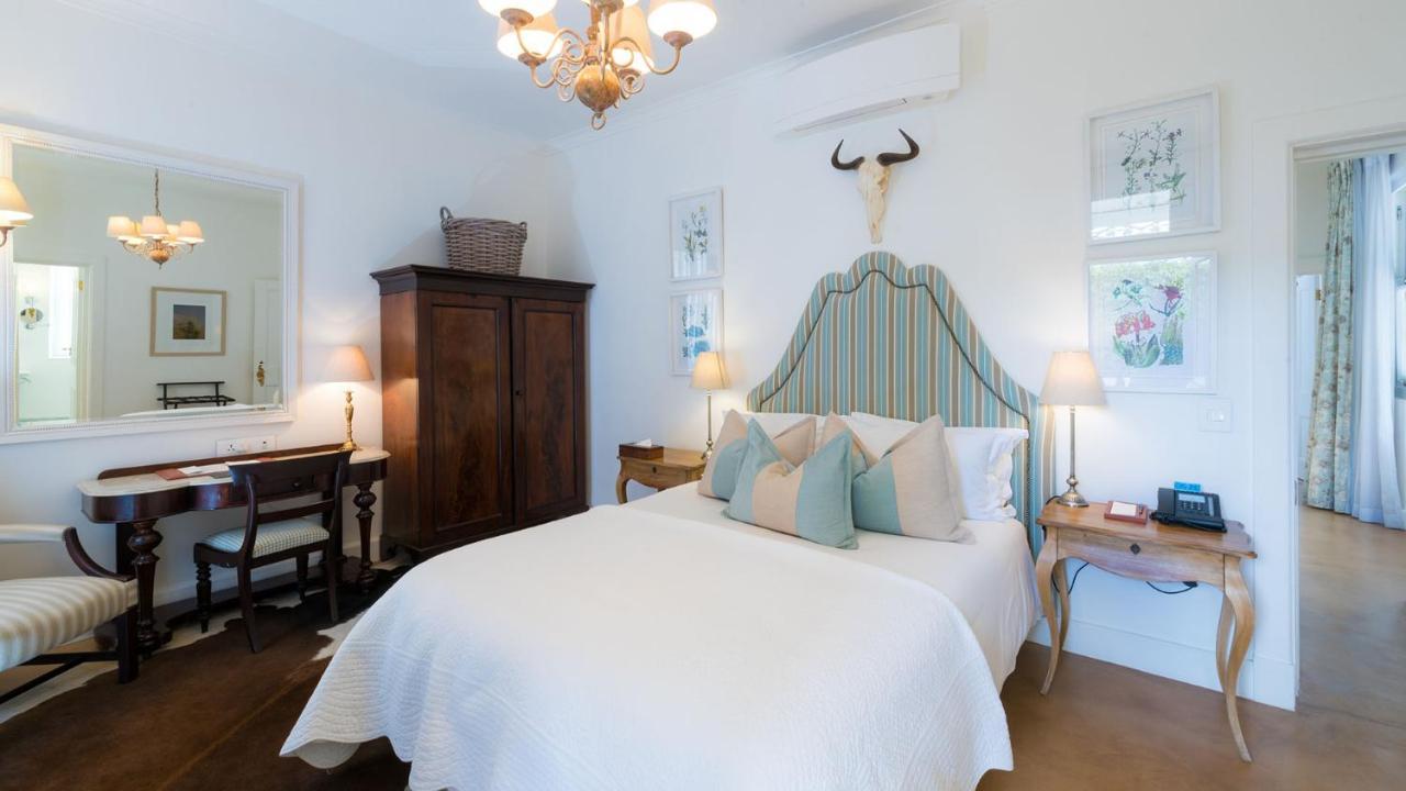 Drostdy Hotel Graaff-Reinet Exterior foto A bedroom at the Cape Heritage