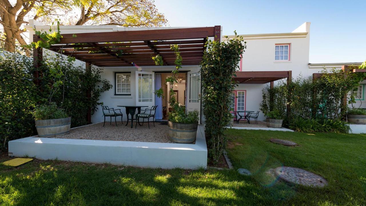 Drostdy Hotel Graaff-Reinet Exterior foto A pergola in a garden