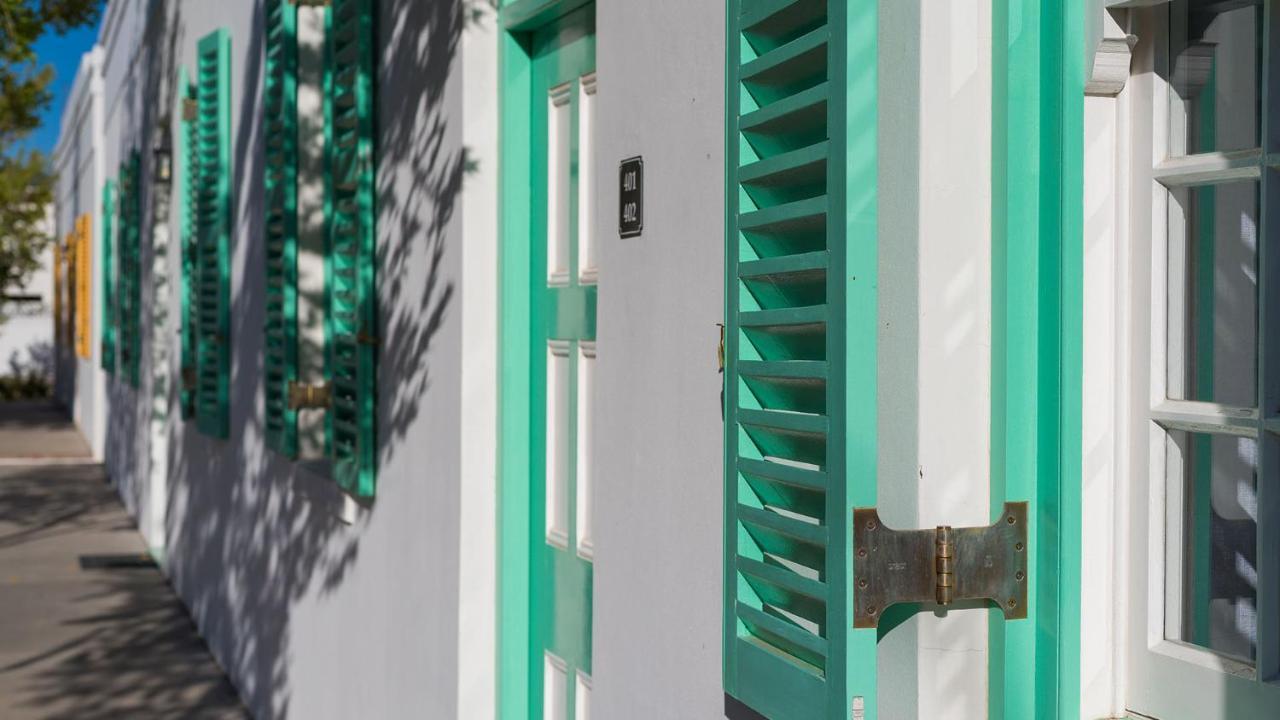 Drostdy Hotel Graaff-Reinet Exterior foto A close up of a green and white staircase