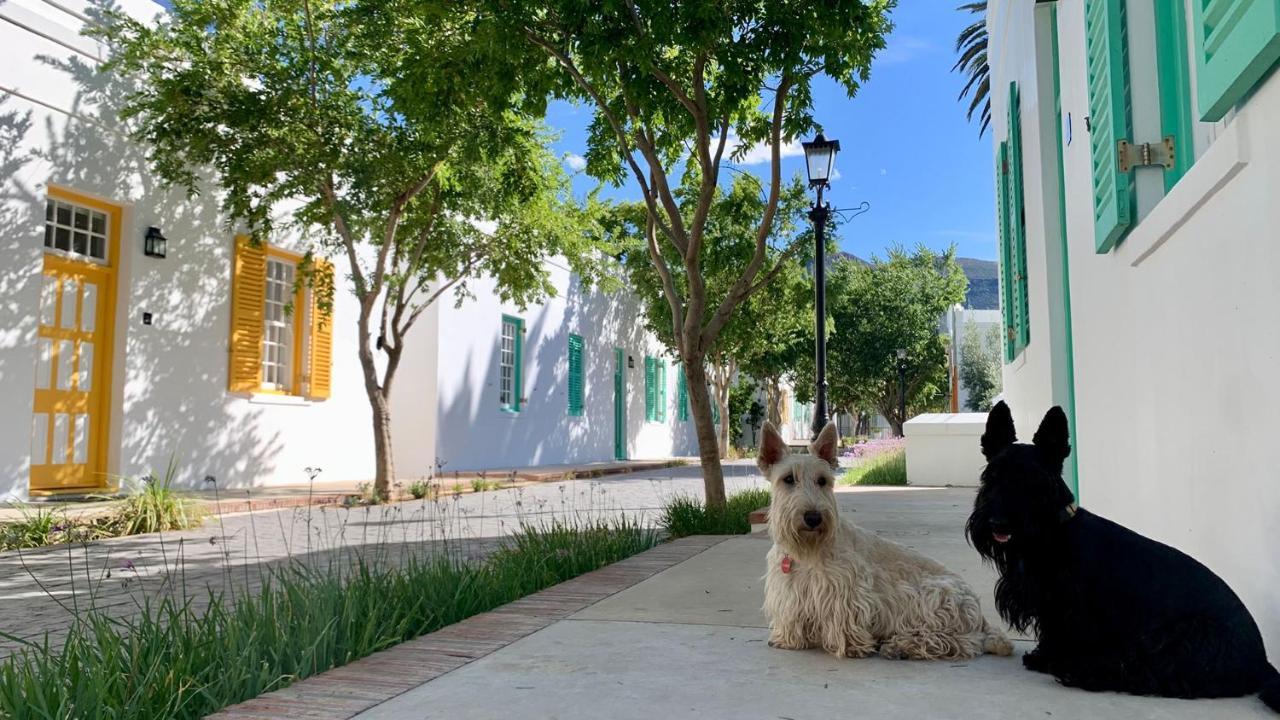 Drostdy Hotel Graaff-Reinet Exterior foto Two West Highland White Terriers